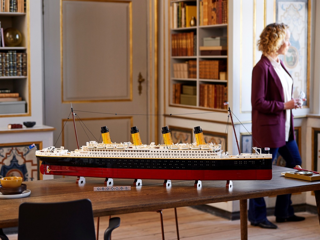 Woman spent 6 months of life building Titanic LEGO to finally fit Jack on that door to discover there’s no such pieces in this set